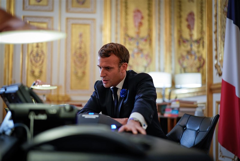 法国总统马克宏（图）28日在电话中告诉澳洲总理莫里森，潜舰合约纠纷已伤害两国间互信。（图取自facebook.com/EmmanuelMacron）