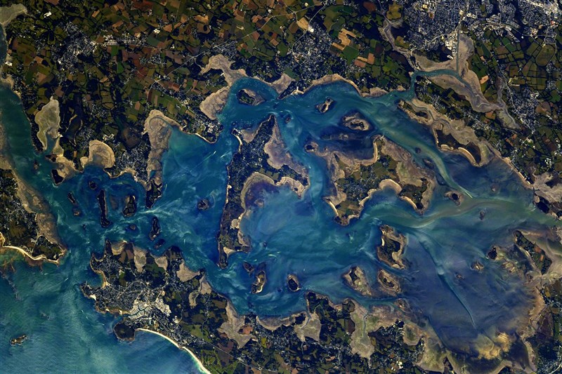 圖為佩斯凱在太空站拍攝到的法國地景。(圖取自twitter.com/thom_astro)