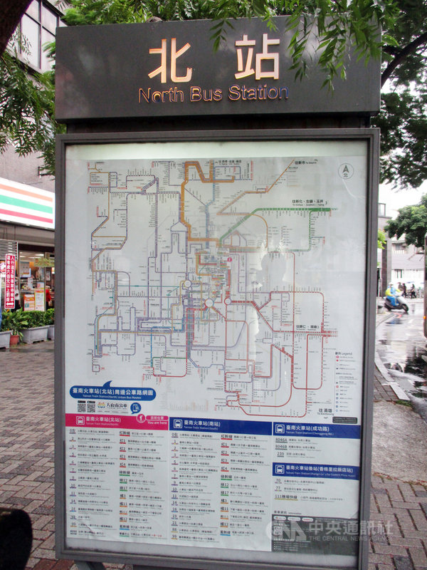 台南車站有30條公車路線匯流,台南市政府委由專業團隊設計出「區域整合路網圖」,且採用「捷運風」樣式,簡潔線條又兼顧道路方位,讓民眾快速判別方位與可利用的站點及路線。(台南市政府提供)中央社記者張榮祥台南傳真 110年10月28日