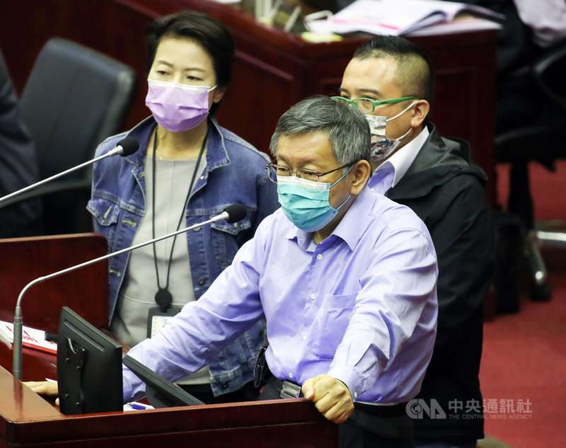 台北熊好券墊付案27日遭議會審議暫擱,市長柯文哲(前右)28日與副市長黃珊珊(左)列席議會時表示,少部分有意見議員避不見面,遭質疑是柯文哲未事先告知要拜訪,柯文哲隨後對此認錯。中央社記者張新偉攝 110年10月28日