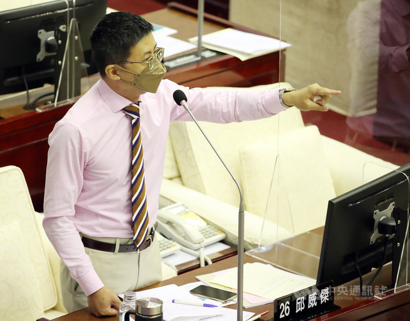 無黨籍台北市議員邱威傑(圖)28日在議會表示,市長柯文哲在未事先約好的狀況下,帶著大隊人馬跑到他的辦公室門口突襲,現在卻說少部分有意見議員避不見面。柯文哲隨後答詢時表示,「好,這個我們錯了。」中央社記者張新偉攝 110年10月28日