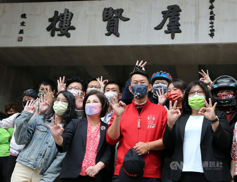 台灣基進立委陳柏惟(前右2)遭罷免後,29日在立法院群賢樓前舉行「破風前行,繼續勇敢」活動,民進黨立委王美惠(前右1)等人與支持者共同為他加油打氣,比出代表「3Q」的手勢合影留念。中央社記者郭日曉攝 110年10月29日