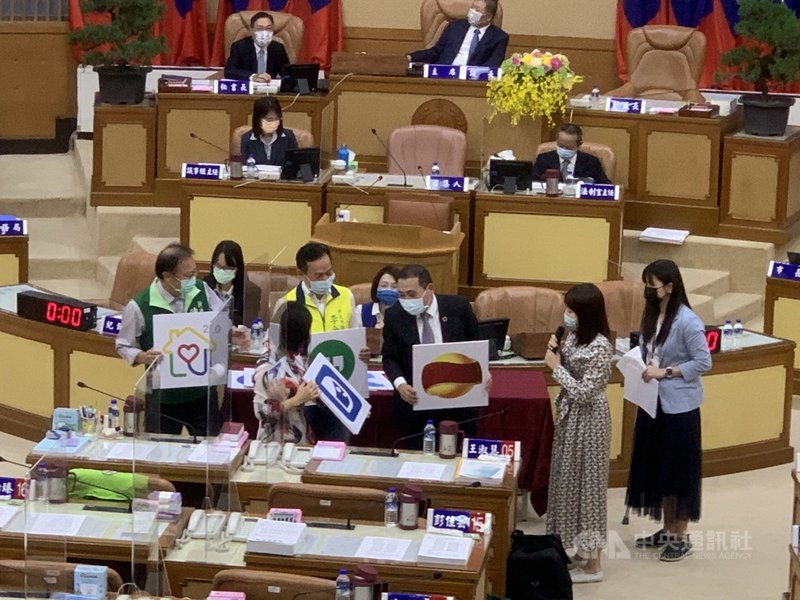 新北市長侯友宜(前右3)29日赴新北市議會接受市政總質詢,議員們拿出多個通訊軟體圖示,與侯友宜大玩猜猜樂,並指出市府花新台幣95萬元拍攝「新北市做大市」影片,至今影片點擊率低落、主題不明、年輕人看不懂。中央社記者沈佩瑤攝 110年10月29日