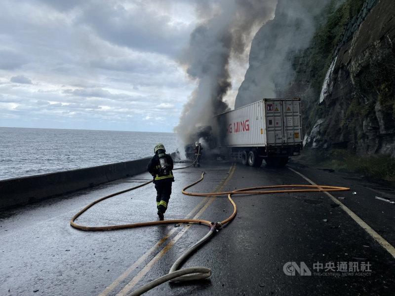 新北市瑞芳區台2線83公里處29日中午發生貨櫃車自撞護欄後起火事故，新北市消防局獲報立即前往灌救。（民眾提供）中央社記者沈佩瑤傳真 110年10月29日