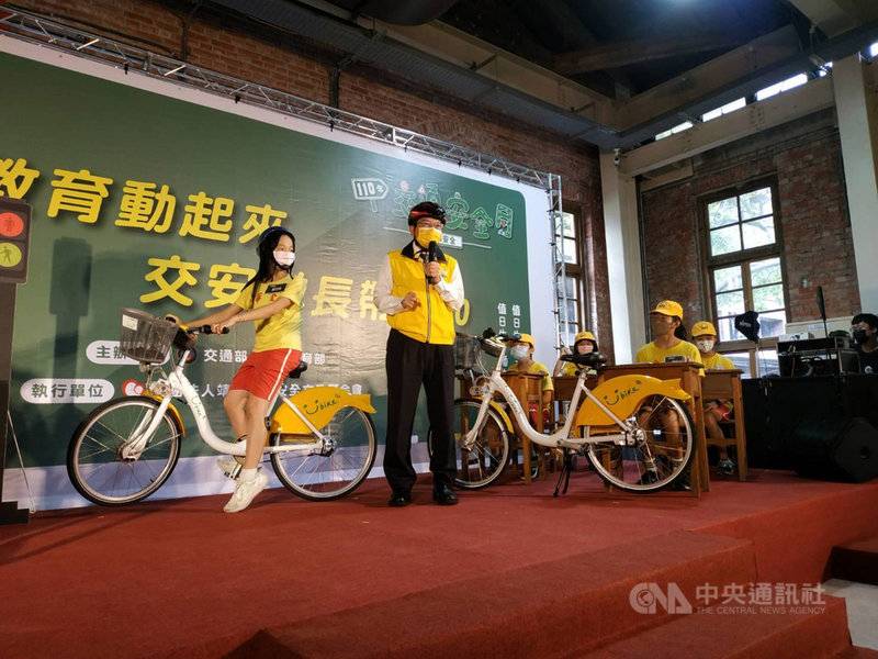 交通部長王國材(左2)29日表示,交通安全教育重要性占7成,推廣安全只是個提醒,最重要的交安教育要從小開始,讓小朋友了解什麼是交通風險及交通安全。中央社記者余曉涵攝 110年10月29日