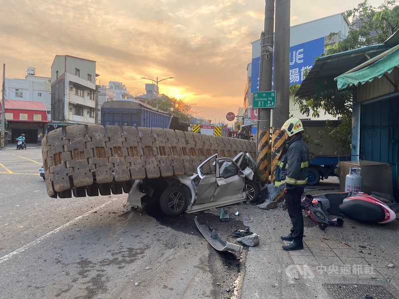 高雄市楠梓區29日發生一輛曳引車載運重型機具履帶疑未捆綁牢固,導致過彎時履帶甩脫,壓毀路旁停靠的小客車、機車,所幸當時車上無人,現場無人受傷,也未殃及其他用路人。(高雄市楠梓警分局提供)中央社記者曾以寧傳真 110年10月29日