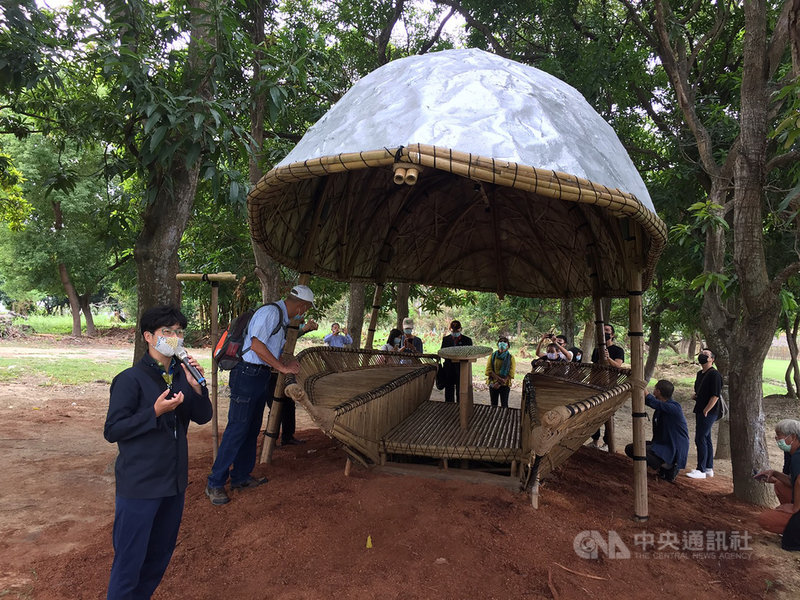 「2021構竹林鐵新銳展」為國產竹導入建築揭序幕，6件巨型竹構創作將在嘉義展出3年以上，其中建築師方新樵作品「精靈之境．竹構芒果茶屋」安靜存在於小丘上，彷彿一顆台灣土芒果墜落在大地懷裡。中央社記者楊淑閔攝  110年10月29日