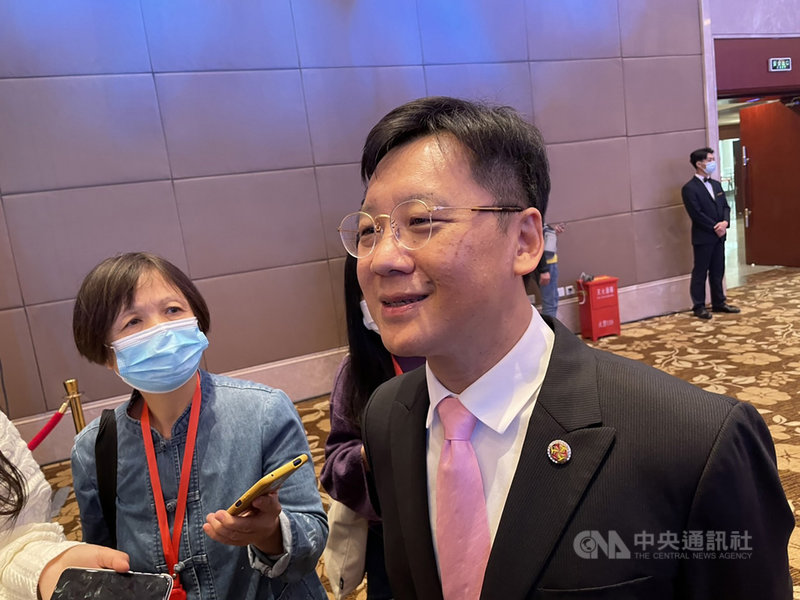 春節腳步將近,但防疫旅館仍一房難求。台企聯會長李政宏(右)29日表示,希望能開放居家隔離或疫苗護照認證、增加核酸檢測等方式,縮短隔離期,讓台商順利返台。中央社記者吳柏緯福州攝 110年10月29日