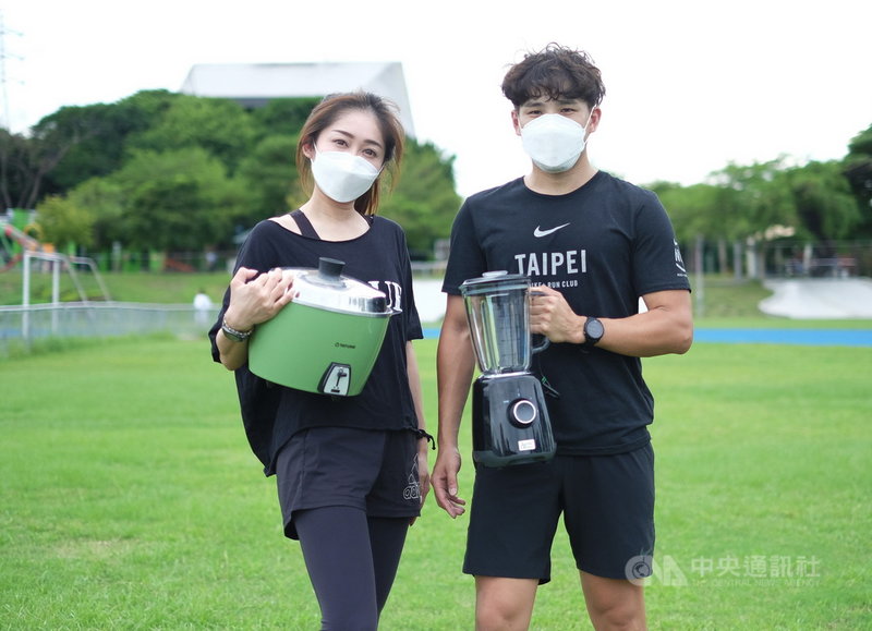 新北市環保局將舉辦耶誕跳蚤市場義賣,29日發起「好物召集令」,向民眾募集二手好物,包含外觀及功能良好的玩具、衣服、包包、書籍、小家電、小家具等。(新北環保局提供)中央社記者黃旭昇新北傳真 110年10月29日
