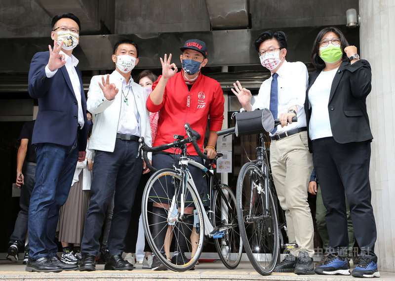 台灣基進立委陳柏惟(中)遭罷免後,29日中午從立法院群賢樓出發,展開「繼續勇敢,破風前行」行程,將一路騎自行車回台中沙鹿,民進黨立委王美惠(右1)、郭國文(右2)、許智傑(左2)等人都現身為陳柏惟加油打氣。中央社記者郭日曉攝 110年10月29日