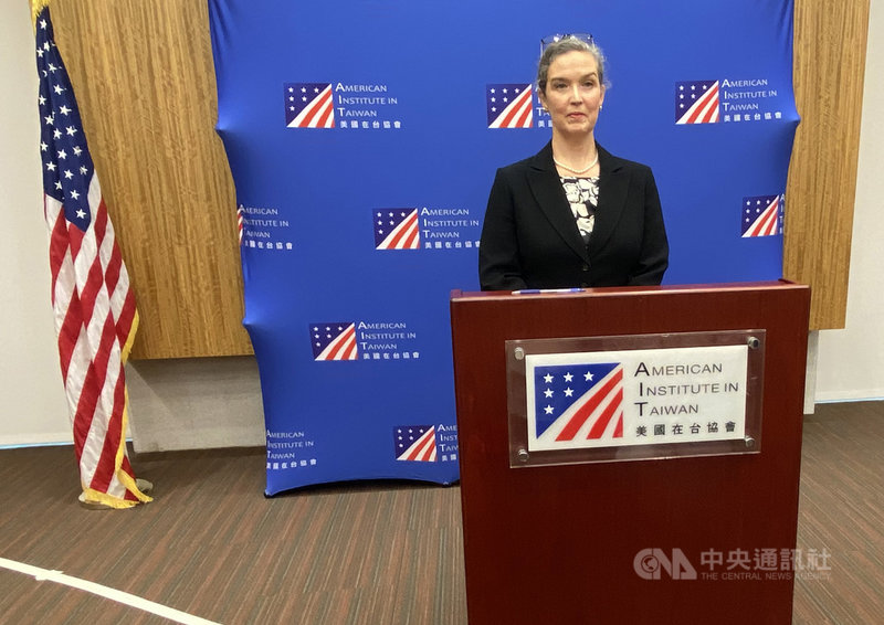 美國在台協會新處長孫曉雅29日舉行上任後首場記者會。她於接受媒體提問前,談到拜登政府下,美國對台政策及雙邊安全合作等議題。中央社記者鍾佑貞攝 110年10月29日