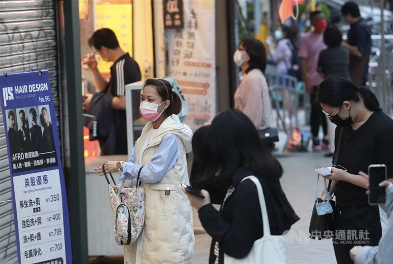 行政院主計總處29日公布今年第3季經濟成長率概估為3.8%，較8月預測數3.31%增加0.49個百分點，可望進一步推升全年經濟成長率表現。圖為民眾在街頭排隊消費。中央社記者吳家昇攝 110年10月29日