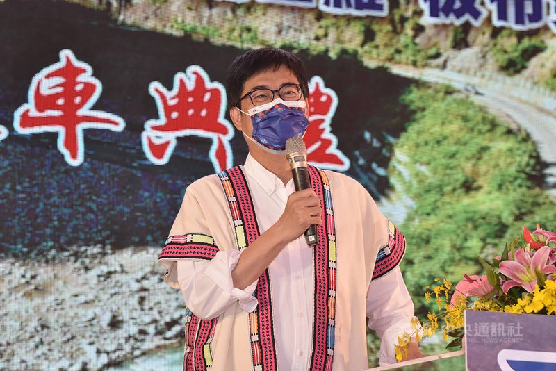 高雄城中城大火釀嚴重死傷,外界質疑市長陳其邁是否要負政治責任,陳其邁29日回應,交由11名獨立調查小組成員的報告追究相關人員責任。(高雄市政府提供)中央社記者洪學廣傳真 110年10月29日