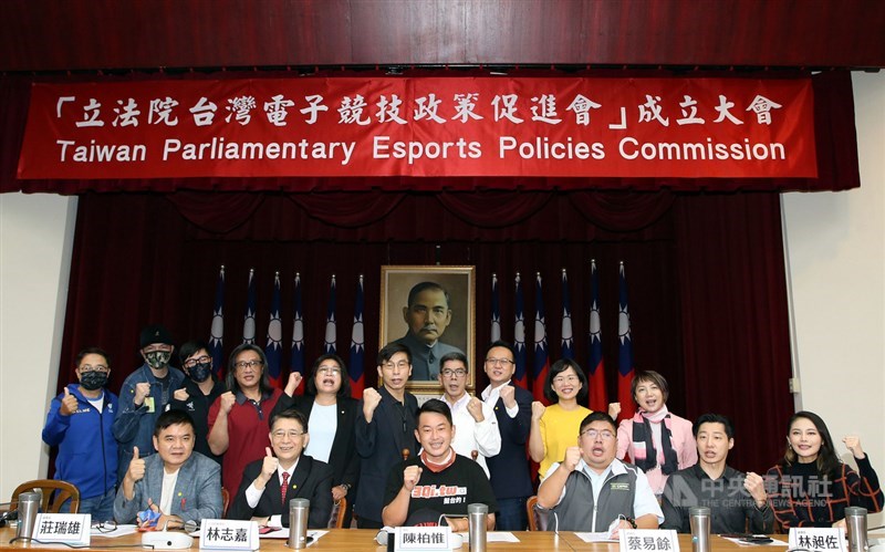 台灣基進立委陳柏惟(前左3)遭罷免後,29日與無黨籍立委林昶佐(前右2)、民進黨立委莊瑞雄(前左1)、蔡易餘(前右3)、賴品妤(前右1)等人在立法院舉辦「立法院台灣電子競技政策促進會」成立大會。中央社記者郭日曉攝 110年10月29日