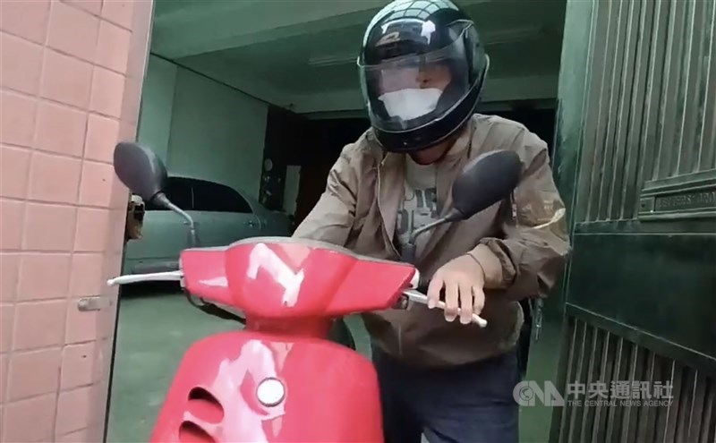 台鐵太魯閣號事故釀重大死傷,被告李義祥(圖)等人日前交保,檢方不服提抗告、花蓮高分院裁定退回重審;花蓮地方法院29日再開羈押庭,李義祥穿著輕鬆,自行騎車出庭,後經合議庭諭知即日起接續執行第2次延長羈押,當庭逮捕送看守所。(民眾提供)中央社記者張祈傳真 110年10月29日