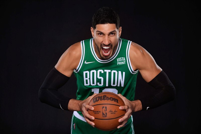 美國職籃NBA波士頓塞爾蒂克中鋒坎特近期持續上推特批評中國人權,28日推文時,又多加了「自由香港」、「與台灣站在一起」等標籤。(圖取自twitter.com/EnesKanter)