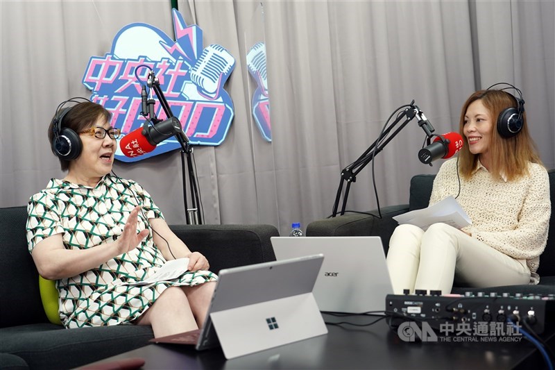 李登輝基金會董事長李安妮(左)受邀擔任中央社Podcast節目「空中小客廳」嘉賓,表達對基金會續存的下一步想望。中央社記者孫仲達攝 110年10月29日