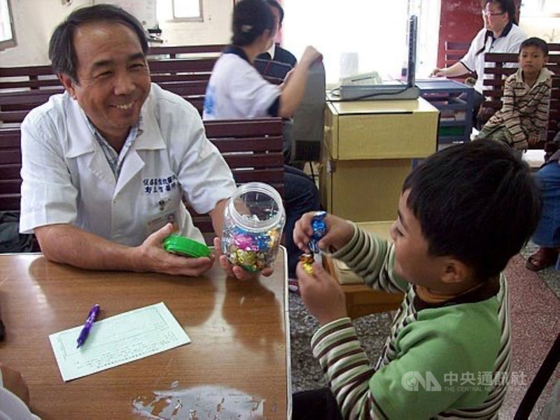 71歲的恆春基督教醫院眼科醫生鄭立智(左)獲第31屆醫療奉獻獎,他說,他還不打算退休,希望用行動讓更多人看到偏鄉的需要,直到有人來接棒。(恆春基督教醫院提供)中央社記者郭芷瑄傳真 110年10月30日
