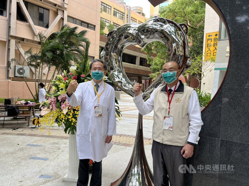 台中榮民總醫院為感謝器官捐贈者大愛重新設置的大愛器捐牆30日落成,退輔會主委馮世寬(右)與台中榮總院長陳適安(左)出席落成啟用儀式。中央社記者郝雪卿攝 110年10月30日