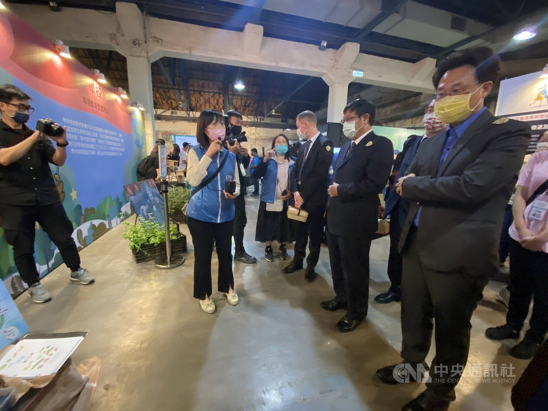 環境教育法施行10週年,環保署在華山舉辦10週年特展,環保署長張子敬(前右2)30日到場參觀。中央社記者吳欣紜攝 110年10月30日