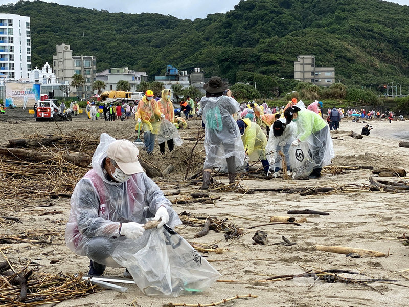 新北市環保局30日在萬里區翡翠灣海水浴場舉辦「110年度新北市秋季聯合淨灘」活動,號召民眾一同攜手清理海洋廢棄物,還給海岸原本美麗風貌。(新北市環保局提供)中央社記者黃旭昇新北市傳真 110年10月30日