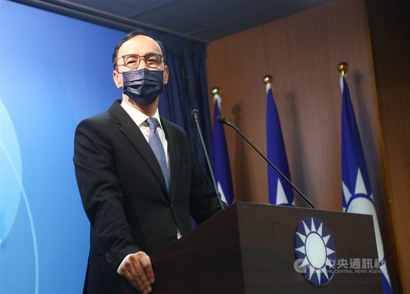 國民黨主席朱立倫30日上午在中央黨部出席第21屆第1次全國代表大會,會前接受媒體聯訪。中央社記者王騰毅攝 110年10月30日