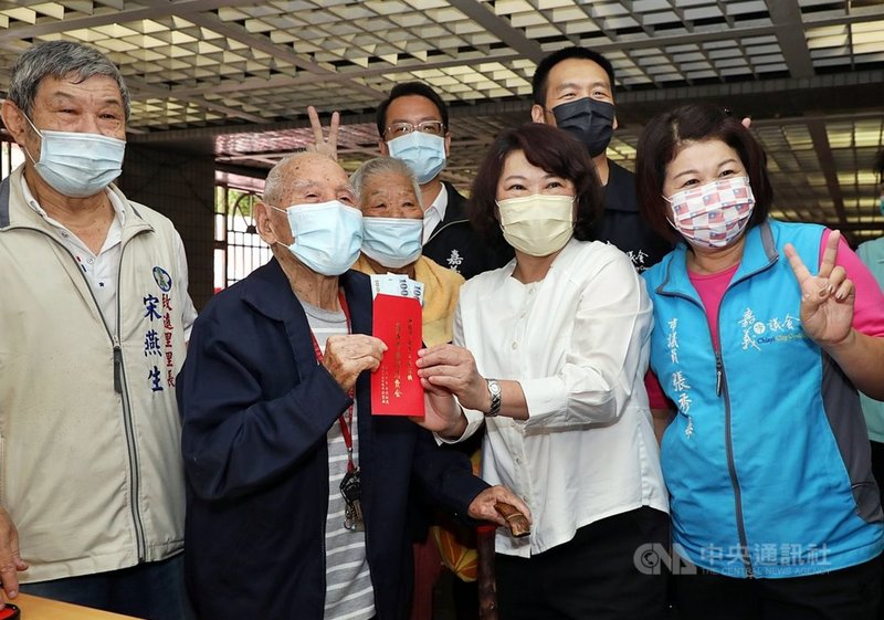 嘉義市30日首日普發市民2000元消費金，市長黃敏惠（前右2）前往經國新城關心發放狀況。中央社記者黃國芳攝 110年10月30日