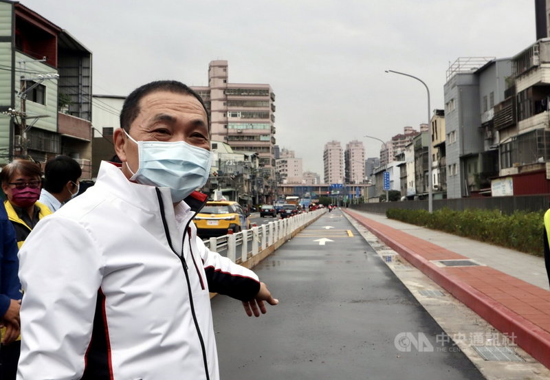 新北市長侯友宜(前左)30日視察土城區亞洲路拓寬工程表示,未來將調整土城工業區周邊路網,重新規劃後會讓土城區、樹林區交通更順暢。(新北工務局提供)中央社記者黃旭昇新北傳真 110年10月30日