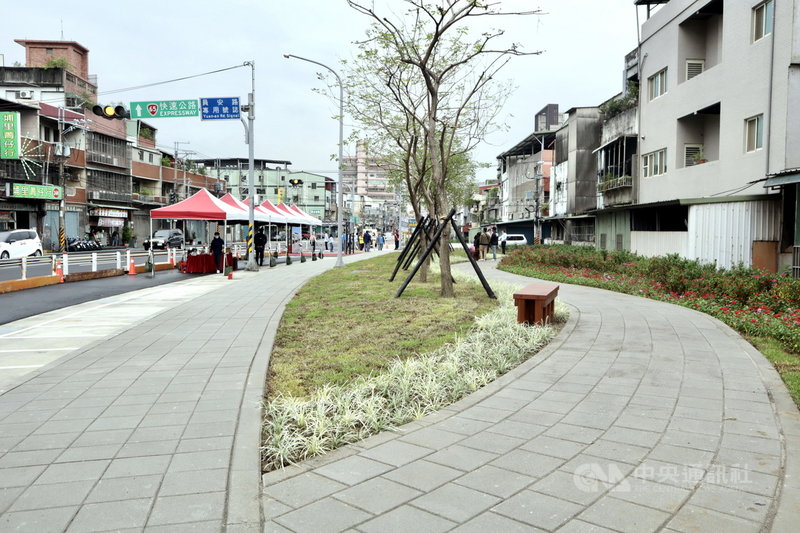 新北市工務局30日表示,土城區亞洲路道路拓寬工程一併增設人行道,串聯城林路及員安路的人行步道空間,還有景觀綠化的廊帶,維護當地民眾及鄰近學校師生安全。(新北工務局提供)中央社記者黃旭昇新北傳真 110年10月30日
