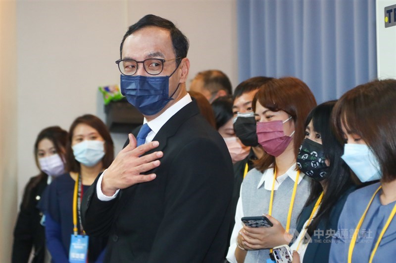 國民黨30日召開第21屆第1次全國代表大會,黨主席朱立倫(前中)表示,對於民主憲政的確保,國民黨不會有任何的鬆懈,不管是對岸的中共,或是民進黨執政當局,國民黨一定堅定維護中華民國。中央社記者王騰毅攝 110年10月30日