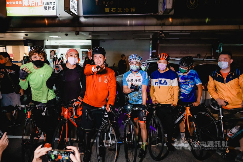 被罷免的台灣基進立委陳柏惟(右5)29日中午從立法院出發,一路騎單車回台中,30日凌晨約1時抵達沙鹿服務處,現場聚集支持者歡迎陳柏惟。(陳柏惟服務處提供)中央社記者郝雪卿傳真 110年10月30日