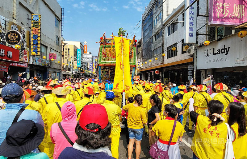 屏東東港迎王8天祭典活動將進入最後重頭戲,30日中午開始進行「遷船」儀式,王船由「七角頭」轎班推拉穿越牌樓,而後沿街遶境「收煞驅瘟」,吸引大批信徒參與。(東隆宮提供)中央社記者郭芷瑄傳真 110年10月30日