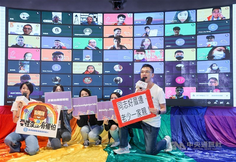第19屆台灣同志遊行30日登場,今年受疫情影響,活動首度採線上為主、實體為輔進行,台灣彩虹公民行動協會成員在線上主舞台直播現場合影,歡迎大家運用社群力量,推廣性別平權理念。中央社記者鄭清元攝 110年10月30日