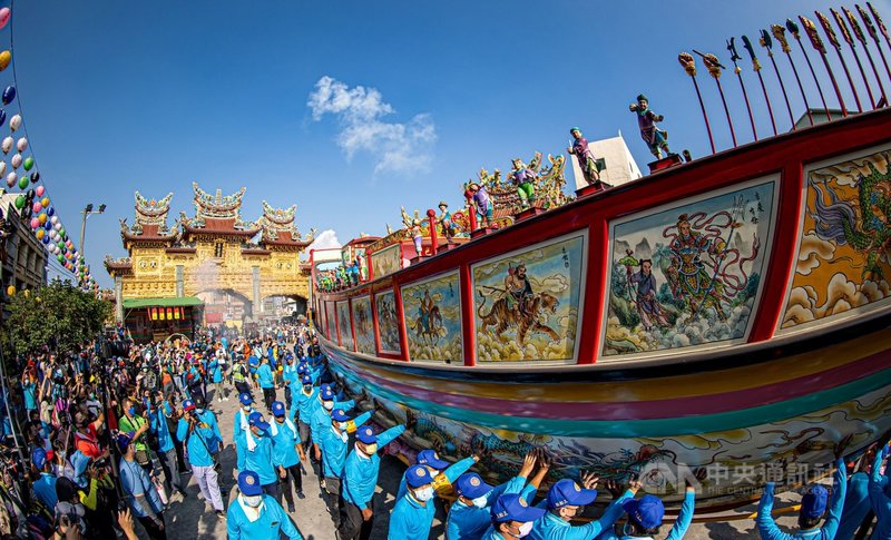 屏東縣東港鎮東隆宮迎王平安祭31日清晨將燒王船,30日下午進行「遷船」,造價新台幣千萬元的華麗王船,將陸上行舟遶遍東港鎮「收煞」。(東隆宮提供)中央社記者郭芷瑄傳真 110年10月30日