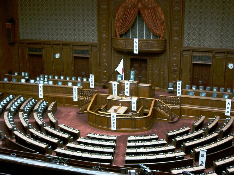 日本31日將舉行第49屆眾議院大選,共有1051人角逐465個席次,贏得過半數席次的政黨將取得執政權。圖為議場。(圖取自維基共享資源;作者DS80s,CC BY-SA 3.0)
