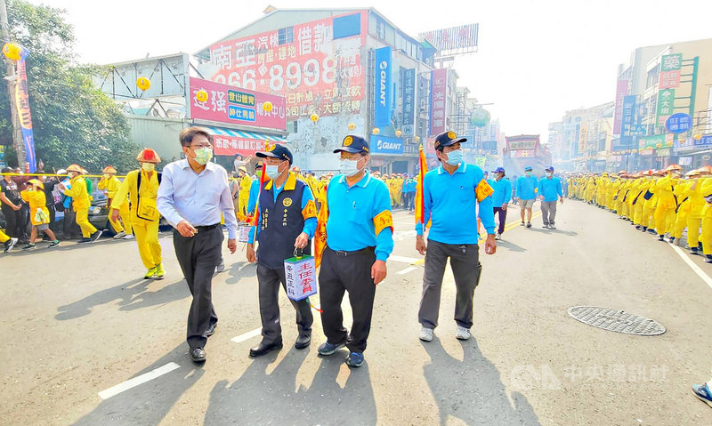 屏東東港東隆宮迎王平安祭30日下午進行遷船遶境儀式,屏東縣長潘孟安(前左)也到場隨王船遶境,共同祈求國泰民安。(東隆宮提供)中央社記者郭芷瑄傳真 110年10月30日