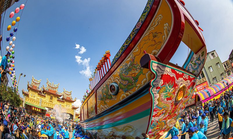 屏東縣東港鎮東隆宮迎王平安祭31日清晨將燒王船,30日上午王船已遷出王船廠,壯觀華麗的王船吸引許多遊客觀賞拍照。(東隆宮提供)中央社記者郭芷瑄傳真 110年10月30日