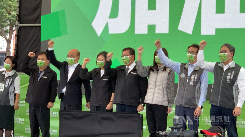 民進黨舉辦的「4個不同意,台灣更有力」公民投票說明會首發場30日登場,總統蔡英文(左4)、行政院長蘇貞昌(左3)及桃園市長鄭文燦(左5)都出席宣講。中央社記者葉臻攝 110年10月30日