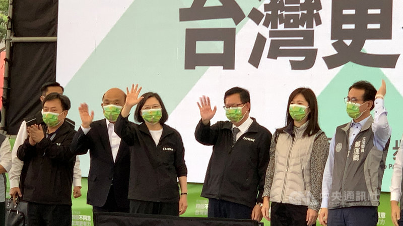 迎戰年底公投案,民進黨30日由總統蔡英文(左3)、行政院長蘇貞昌(左2)領軍,在桃園市舉辦首場公投說明會,呼籲民眾投不同意票。中央社記者葉臻攝 110年10月30日