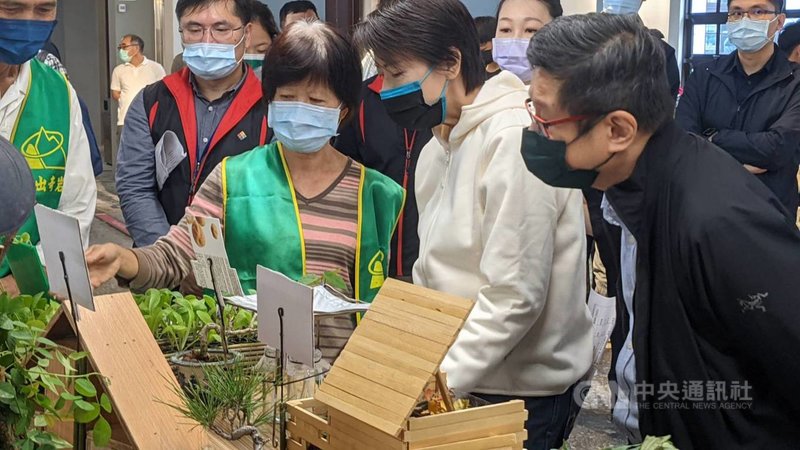 台北市產業局30日在南港瓶蓋工廠舉辦「2021園圃生活節」開幕記者會,以共織優植新城市為主題,邀請社區分享園圃種植成果、農學實用知識及手作互動體驗,副市長黃珊珊(前右2)也到場。中央社記者曾以寧攝 110年10月30日