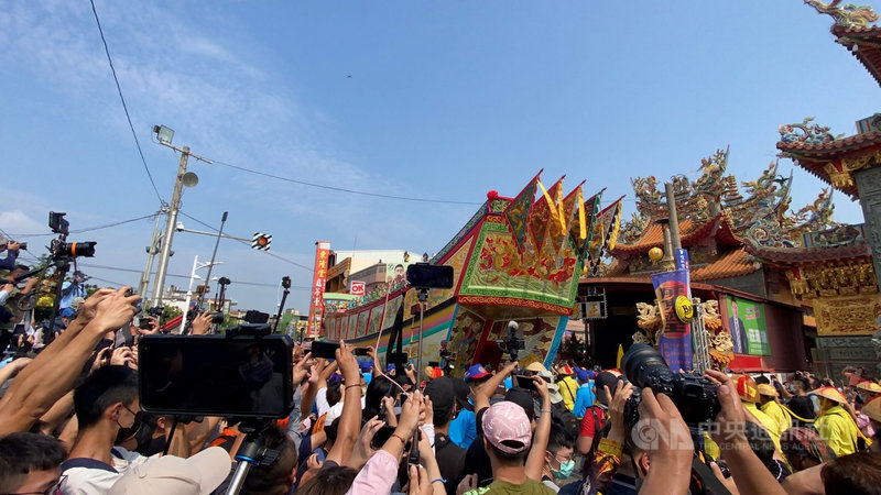 屏東東港東隆宮迎王平安祭30日進入倒數,下午進行「遷船」儀式,王船遶遍東港鎮「收煞」的壯觀陸上行舟,沿途吸引民眾爭睹搶拍。中央社記者郭芷瑄攝 110年10月30日
