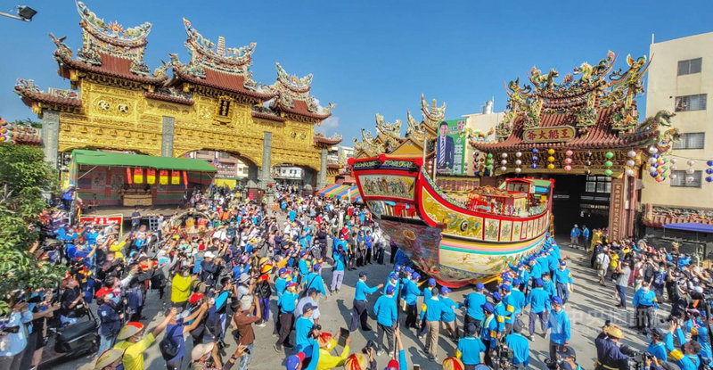屏東縣東港鎮東隆宮迎王平安祭30日下午進行「遷船」遶境,31日將「送王」燒王船,王船30日上午已遷出王船廠,吸引許多民眾觀賞拍照。(東隆宮提供)中央社記者郭芷瑄傳真 110年10月30日