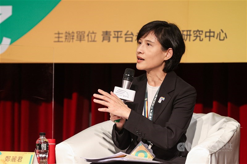青平台基金會30日上午舉辦「2050淨零轉型:邁向綠色社會」論壇,董事長鄭麗君表示氣候變遷迫在眉睫,淨零轉型是攸關國家韌性的關鍵轉型工程。中央社記者鄭清元攝 110年10月30日