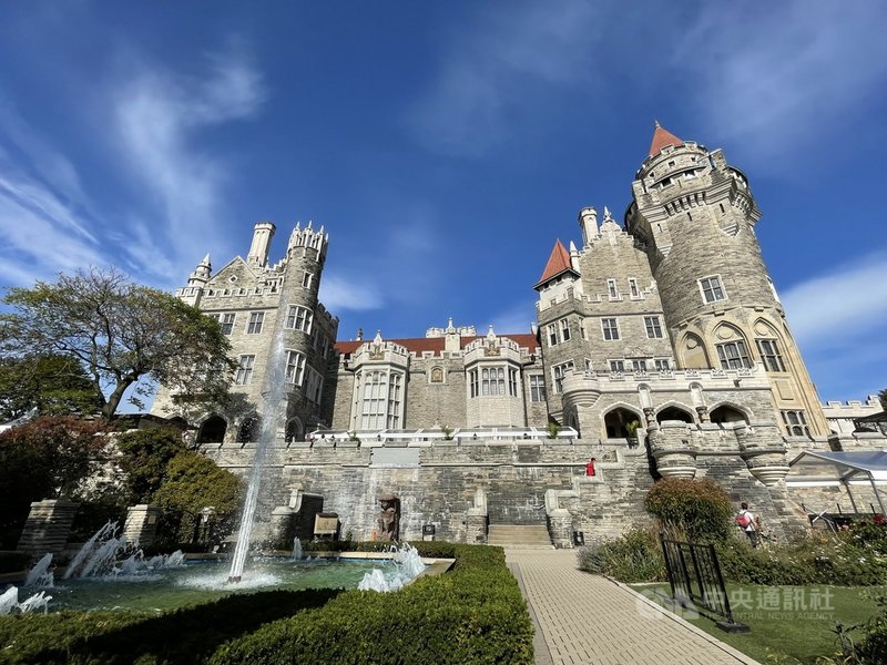 加拿大昔日首富1914年蓋的全國最大私人住宅—卡薩羅馬城堡（Casa Loma），在萬聖節期間搖身變成多倫多最熱門的「鬼屋」。中央社記者胡玉立多倫多攝 110年10月31日