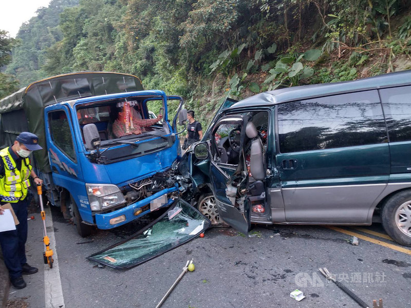 台21線79公里南投水里鄉龍神橋附近發生貨車和廂型車相撞車禍，造成20人輕重傷，其中一名駕駛因車頭變形被卡在車內，動彈不得，消防隊員動用破壞器材破壞車門救人。（翻攝照片）中央社記者吳哲豪傳真  110年10月31日