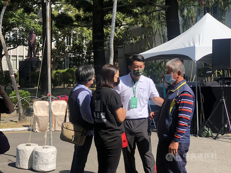 位在台中市霧峰區立法院民主議政園區的「民主時刻館」31日舉行開幕儀式,遭罷免的台灣基進立委陳柏惟(右2)也出席與會,並與民眾互動。中央社記者趙麗妍攝 110年10月31日