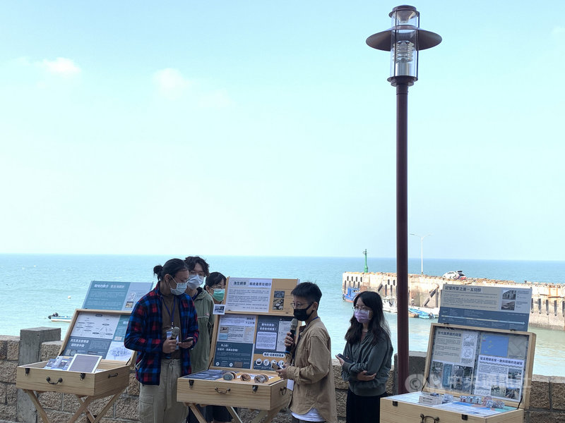 成功大學歷史系師生到馬祖橋仔進行田野調查,31日在馬祖北竿舉行成果分享會,透過「故事箱」展現不同橋仔主題,成為說出橋仔故事的好幫手,並因地制宜成為行動博物館。中央社記者邱筠攝 110年10月31日