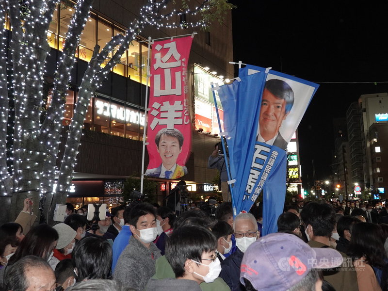 日本第49屆眾議院大選31日投開票,總席次465席,首相岸田文雄所率的執政黨自民黨選前有276席,若這次大選減少44席,就無法單獨過半。圖為30日晚間東京都品川區大井町。中央社記者楊明珠東京攝 110年10月31日