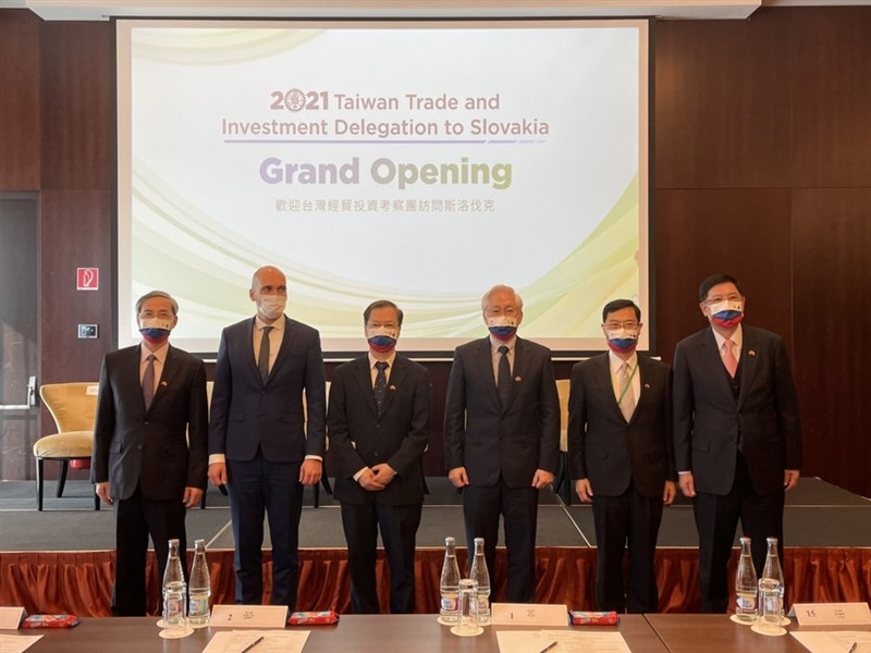 國發會主委龔明鑫(左3)日前訪問斯洛伐克,接受當地媒體「經濟日報」訪問時表示,從洽談熱絡的情況來看,兩國企業合作的意願相當高。(國發會提供)