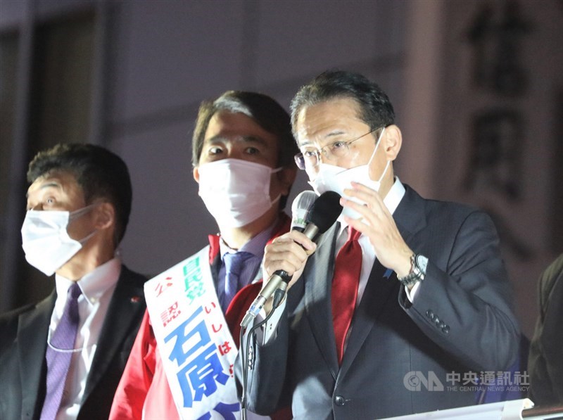 日本第49屆眾議院大選共1051人參選,將從289個小選舉區選出各1席區域議員,加上176席比例代表議員,總計465席,過半數為233席。執政黨自民黨黨魁、首相岸田文雄(右)盼自民黨能取得過半席次。中央社記者楊明珠東京攝 110年10月30日